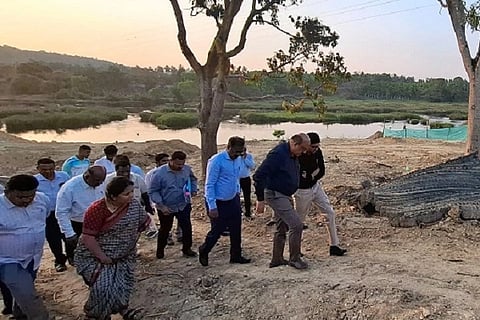 ತರೀಕೆರೆ ತಾಲೂಕು ಲಕ್ಕವಳ್ಳಿ ಬಳಿ ನಿರ್ಮಿಸುತ್ತಿರುವ ಹೊಸದುರ್ಗ ಎಂವಿಎಸ್‌ನ ಜಾಕ್‌ವೆಲ್ ಕಾಮಗಾರಿ ಸ್ಥಳವನ್ನು ಚಿತ್ರದುರ್ಗ, ಚಿಕ್ಕ ಮಗಳೂರು ಜಿಲ್ಲೆಯ ಹಿರಿಯ ಅಽಕಾರಿಗಳು ಮಂಗಳವಾರ ಜಂಟಿ ಪರಿಶೀಲನೆ ನಡೆಸಿದರು. ಜಿಲ್ಲಾಽಕಾರಿಗಳಾದ ಟಿ. ವೆಂಕಟೇಶ್, ಎನ್.ಎಂ. ನಾಗರಾಜ್, ಸಿಇಒಗಳಾದ ಎಚ್.ಎಸ್. ಕೀರ್ತನಾ, ಡಾ.ಎಸ್. ಆಕಾಶ್, ಇಇ ಅಮರನಾಥ್ ಜೈನ್ ಮತ್ತಿತರ ಅಽಕಾರಿಗಳು ಇದ್ದಾರೆ. 