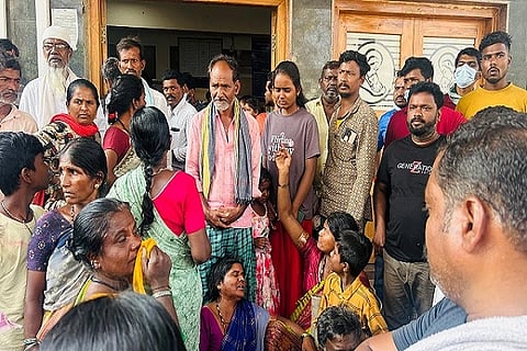  ವೈದ್ಯರ ನಿರ್ಲಕ್ಷದಿಂದ ಬಾಣಂತಿ ಸಾವು ಸಂಭವಿಸಿದೆ ಎಂದು ಆರೋಪಿಸಿ ಚಿತ್ರದುರ್ಗ ಜಿಲ್ಲಾಸ್ಪತ್ರೆ ಆವರಣದ ತಾಯಿ ಮತ್ತು ಮಕ್ಕಳ ಆಸ್ಪತ್ರೆ ವಿಭಾಗದಲ್ಲಿ ಮಂಗಳವಾರ ಮೃತ ಶಿಲ್ಪಾ ಕುಟುಂಬಸ್ಥರು ಪ್ರತಿಭಟನೆ ನಡೆಸಿದರು.