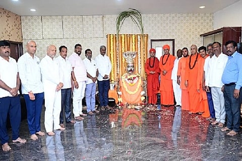 ಚಿತ್ರದುರ್ಗದ ಭೋವಿ ಗುರುಪೀಠದಲ್ಲಿ ಗುರುವಾರ ಏರ್ಪಡಿಸಿದ್ದ ಶಿವಯೋಗಿ ಶ್ರೀ ಸಿದ್ಧರಾಮೇಶ್ವರ ಜಯಂತ್ಯುತ್ಸವದಲ್ಲಿ ಶ್ರೀ ಇಮ್ಮಡಿ ಸಿದ್ಧರಾಮೇಶ್ವರ ಶ್ರೀ, ಶಾಂತವೀರ ಶ್ರೀ,  ಕೇತೇಶ್ವರ ಶ್ರೀ, ಶಾಸಕ ಡಾ.ಎಂ.ಚAದ್ರಪ್ಪ ಇದ್ದರು. 