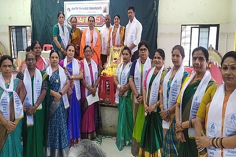 ಚಿತ್ರದುರ್ಗದಲ್ಲಿ ಮಂಗಳವಾರ ಆಯೋಜಿಸಿದ್ದ ಜಾಗತಿಕ ಲಿಂಗಾಯತ ಮಹಾಸಭಾದ ಜಿಲ್ಲಾ ಮಹಿಳಾ ಘಟಕದ ಪ್ರಥಮ ವಾರ್ಷಿಕೋತ್ಸವದಲ್ಲಿ ಶರಣೆ ದಾನೇಶ್ವರಿ ಮಾತಾಜಿ, ಡಾ. ಮೀನಾಕ್ಷಿ ಖಂಡಿಮಠ, ಕೆಂಚವೀರಪ್ಪ, ಮಲ್ಲೇಶ್, ಆರ್.ಶೈಲಜಾಬಾಬು ಇತರರು ಇದ್ದರು.