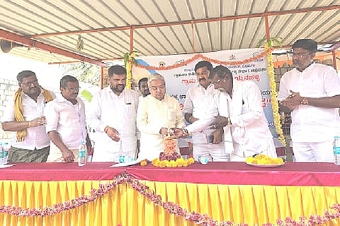  ಚಿತ್ರದುರ್ಗ ತಾಲೂಕು ಕೆ. ಬಳ್ಳೆಕಟ್ಟೆಯಲ್ಲಿ ಸೋಮವಾರ ಆಯೋಜಿಸಿದ್ದ ಜಲ ಅರ್ಪಣ ದಿವಸ ಕಾರ್ಯಕ್ರಮದಲ್ಲಿ ಸಂಸದ ಗೋವಿಂದ ಎಂ. ಕಾರಜೋಳ, ಅಮರನಾಥ್‌ಜೈನ್, ಶಿವಮೂರ್ತಿ, ಮಾಧುರಿಗಿರೀಶ್, ಹನುಮಂತೇಗೌಡ ಇತರರು ಇದ್ದರು.