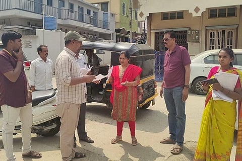 ಚಿತ್ರದುರ್ಗದ ಜೆಜೆಹಟ್ಟಿಯಲ್ಲಿ ಶನಿವಾರ ಜನಗಣತಿ ಅಂಗವಾಗಿ ಬ್ಲಾಕ್‌ಗುರುತಿಸಿವಿಕೆ ಕಾರ್ಯದಲ್ಲಿ ನಗರಸಭೆ ಆಯುಕ್ತೆ ಎಸ್,ಲಕ್ಷಿ÷್ಮÃ, ಮ್ಯಾನೇಜರ್ ಟಿ. ಜಯಪ್ಪ, ಮಹಾಂತೇಶ್, ಕಣುಮಕ್ಕ ಇತರರು ಇದ್ದರು.