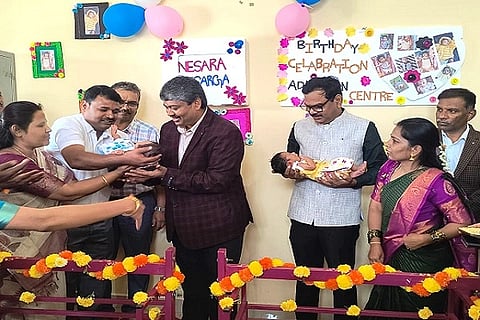 ಚಿತ್ರದುರ್ಗ ದತ್ತು ಕೇಂದ್ರದಲ್ಲಿ ಶುಕ್ರವಾರ ಏರ್ಪಡಿಸಿದ್ದ ಜನ್ಮೋತ್ಸವದಲ್ಲಿ ಹೆಣ್ಣು ಮಕ್ಕಳಿಬ್ಬರಿಗೆ ನಾಮಕರಣ ಮಾಡಲಾಯಿತು. ಹಿರಿಯ ಸಿವಿಲ್ ನ್ಯಾಯಾಽÃಶ ಎಂ.ವಿಜಯ್, ಕೆ.ಎಚ್.ವಿಜಯಕುಮಾರ್, ಕೆ.ಪ್ರೇಮಮೂರ್ತಿ, ಡಾ.ಜಿ.ಪಿ.ರೇಣುಪ್ರಸಾದ್, ಅನಿಲ್ ಕುಮಾರ್ ಇದ್ದರು.