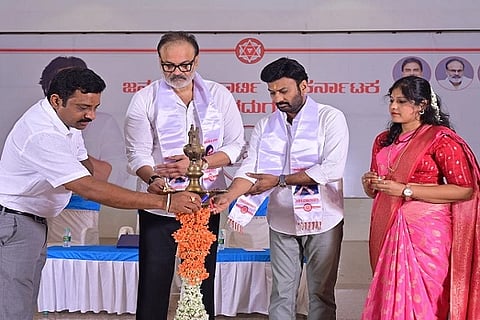  ಚಿತ್ರದುರ್ಗದಲ್ಲಿ ಶನಿವಾರ ಜನ ಸೇನಾ ಪಕ್ಷದ ಸದಸ್ಯತ್ವ ಅಭಿಯಾನಕ್ಕೆ ಆಂಧ್ರಪ್ರದೇಶದ ವಿಧಾನ ಪರಿಷತ್ ಸದಸ್ಯ ನಾಗಬಾಬು ಚಾ ಲನೆ ನೀಡಿದರು. ಪಕ್ಷದ ಆಂಧ್ರಪ್ರದೇಶ ರಾಜ್ಯಕರ‍್ಯದರ್ಶಿ ರಾಮ್ ತಲ್ಲೂರಿ, ಡಿ.ಬಸವರಾಜ್ ಇದ್ದರು.