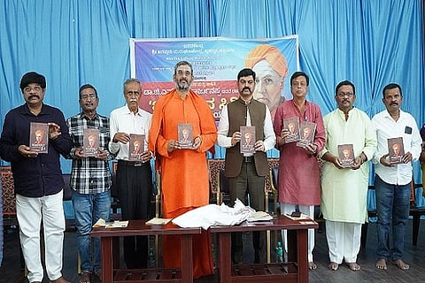  ಸಾಹಿತಿ ಡಾ.ಜಿ.ಎಂ.ಮಲ್ಲಿಕಾರ್ಜುನಪ್ಪ ಅವರು ರಚಿಸಿರುವ ಜಯದೇವ ಸಿರಿ ನಾಟಕ ಕೃತಿಯನ್ನು ಚಿತ್ರದುರ್ಗದಲ್ಲಿ ಶನಿವಾರ ಡಾ. ಬಸವಕುಮಾರ ಸ್ವಾಮೀಜಿ ಅನಾವರಣಗೊಳಿಸಿದರು. ಎಎಸ್‌ಪಿ ಡಾ. ಶಿವಕುಮಾರ್, ರಾಧಾಕೃಷ್ಣ ಪಲ್ಲಕ್ಕಿ, ಚಳ್ಳಕೆರೆ ರ‍್ರಿಸ್ವಾಮಿ, ತೋಟಪ್ಪ ಉತ್ತಂಗಿ, ಕೋಕಿಲಾ ರುದ್ರಮೂರ್ತಿ ಇತರರು ಇದ್ದರು.