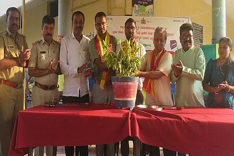 ಚಿತ್ರದುರ್ಗದ ಜಿ¯್ಲÁ ಕಾರಾಗೃಹದಲ್ಲಿ ಸೋಮವಾರ ಆಯೋಜಿಸಿದ್ದ ಸಾಂಸ್ಕೃತಿಕ ಸೊಬಗು ಕಾರ್ಯಕ್ರಮವನ್ನು ಕೆ.ಎಂ. ಶಿವಸ್ವಾಮಿ ಉದ್ಘಾಟಿಸಿದರು. ಡಾ.ಬಿ.ಎಂ. ಗುರುನಾಥ್, ಸಿದ್ದರಾಮ ಬಿ. ಪಾಟೀಲ್, ರಾಜೇಂದ್ರ ಕೊಪರ್ಡೆ, ಶ್ರೀನಿವಾಸ ಮಳಲಿ, ಭಾಗ್ಯಮ್ಮ ಇತರರಿದ್ದರು.