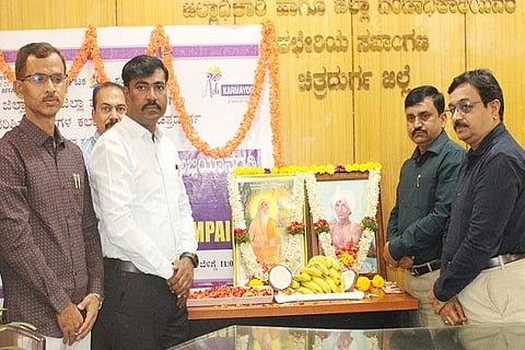 ಚಿತ್ರದುರ್ಗದಲ್ಲಿ ಸೋಮವಾರ ಮಹರ್ಷಿ ವಾಲ್ಮೀಕಿ, ಬಿರ್ಸಾ ಮುಂಡಾ ಅವರ ಭಾವಚಿತ್ರಕ್ಕೆ ಪುಷ್ಪನಮನ ಸಲ್ಲಿಸುವ ಮೂಲಕ ಜನ್ ಭಾಗೀದಾರಿ ಅಭಿಯಾನಕ್ಕೆ ಚಾಲನೆ ನೀಡಲಾಯಿತು. ಬಿ.ಟಿ.ಕುಮಾರಸ್ವಾಮಿ, ಎಚ್.ದಿವಾಕರ್, ಡಾ.ಚಂದ್ರಕಾAತ್ ನಾಗಸಮುದ್ರ, ಡಾ.ಬಿ.ಗಿರೀಶ್ ಇತರರಿದ್ದರು.