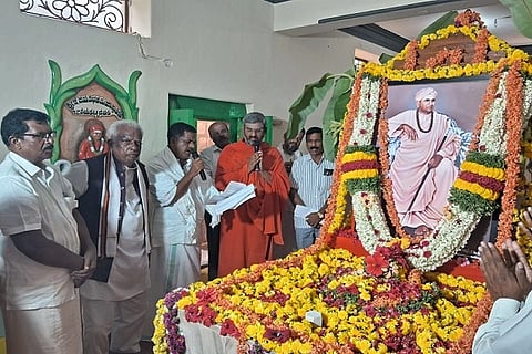 ಚಿತ್ರದುರ್ಗದ ಮುರುಘಾಮಠದಲ್ಲಿ ಭಾನುವಾರ ಲಿಂ. ಜಯವಿಭವ ಶ್ರೀಗಳ ಸ್ಮರಣೋತ್ಸವ ಆಚರಿಸಲಾಯಿತು. ಡಾ.ಬಸವಕುಮಾರ ಸ್ವಾಮೀಜಿ, ಪೈಲ್ವಾನ್ ತಿಪ್ಪೇಸ್ವಾಮಿ ಇತರರಿದ್ದರು.