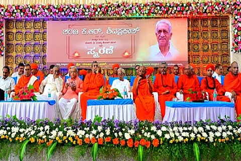 ಚಿತ್ರದುರ್ಗದಲ್ಲಿ ಭಾನುವಾರ ಆಯೋಜಿಸಿದ್ದ ದಿ. ಕೆ.ಆರ್. ಶಿವಪ್ರಕಾಶ್ ಅವರ ಸ್ಮರಣೆ ಕಾರ್ಯಕ್ರಮದಲ್ಲಿ ಸಂಸದ ಗೋವಿಂದ ಎಂ. ಕಾರಜೋಳ, ಎಚ್. ಏಕಾಂತಯ್ಯ, ಸೊಗಡು ಶಿವಣ್ಣ, ಜಿ.ಎಚ್. ತಿಪ್ಪಾರೆಡ್ಡಿ, ಎಸ್.ಕೆ. ಬಸವರಾಜನ್, ಮನೋಹರ ಮಸ್ಕಿ, ಕೆ.ಎಸ್.ನವೀನ್ ಇದ್ದರು. ನಾನಾ ಪೂಜ್ಯ ಮಠಾಽÃಶರು ಸಾನ್ನಿಧ್ಯ ವಹಿಸಿದ್ದರು. 
