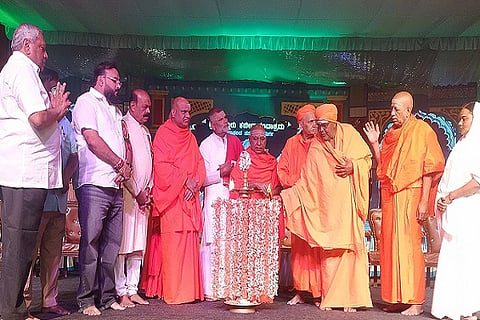 ಚಿತ್ರದುರ್ಗ ಕಬೀರಾನಂದಾಶ್ರಮದ ಶಿವರಾತ್ರಿ ಮಹೋತ್ಸವದ ಗುರುವಾರದ ಕರ‍್ಯಕ್ರಮದಲ್ಲಿ ಶ್ರೀ ಗಣಪತಿ ಮಹಾರಾಜ್, ಶ್ರೀ ಶಂಕರಾನAದ ಶ್ರೀಗಳು, ಶ್ರೀ ಜ್ಯೋತಿರ್ಲಿಂಗಾನAದ ಶ್ರೀಗಳು, ಹಳಿಯಾಳ ನಿತ್ಯಾನಂದಾಶ್ರಮದ ಶ್ರೀ ಸುಬ್ರಹ್ಮಣ್ಯ ಶ್ರೀಗಳು, ಶ್ರೀ ಯೋಗಾನಂದ ಶ್ರೀಗಳು, ಶ್ರೀ ಶಿವಲಿಂಗಾನAದ ಶ್ರೀಗಳು, ಅನಿತಾ ಮಾತಾಜಿ, ಎಂ.ರಾಮಪ್ಪ, ತಿಪ್ಪೇಸ್ವಾಮಿ,ದೇವರಾಜ್, ರಮೇಶ್, ರವಿಕುಮಾರ್, ಭಾಸ್ಕರ್, ಎಂ.ಎ.ಸೇತೂರಾA ಇತರರು ಇದ್ದರು.