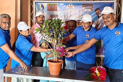 ಚಿತ್ರದುರ್ಗದಲ್ಲಿ ಶನಿವಾರ ಆಯೋಜಿಸಿದ್ದ ಖಜಾನೆ ನೌಕರರ ಕ್ರೀಡಾಕೂಟವನ್ನು ಜಿಲ್ಲಾ ಖಜಾನೆ ಉಪ ನಿರ್ದೇಶಕ ಎಚ್.ಟಿ. ಅಶೋಕ್ ಉದ್ಘಾಟಿಸಿದರು. ಏಳುಕೋಟಿ, ನರಸಿಂಹಮೂರ್ತಿ, ರಮೇಶ್, ಮದನ್, ತಿಪ್ಪೇಸ್ವಾಮಿ ಇತರರು ಇದ್ದರು.