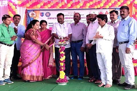 ಚಿತ್ರದುರ್ಗದ ಸರ್ಕಾರಿ ಕಲಾ ಕಾಲೇಜಿನಲ್ಲಿ ಶನಿವಾರ ಆಯೋಜಿಸಿದ್ದ ಸಾಂಸ್ಕೃತಿಕÀ, ಕ್ರೀಡೆ, ಎನ್‌ಸಿಸಿ, ಎನ್‌ಎಸ್‌ಎಸ್, ರೆಡ್‌ಕ್ರಾಸ್ ಮ ತ್ತು ರೋವರ್ಸ್ ಹಾಗೂ ರೇಂಜರ್ಸ್ ಚಟುವಟಿಕೆಗಳಿಗೆ ಸಾಹಿತಿ ಲೋಕೇಶ್ ಅಗಸಕಟ್ಟೆ ಚಾಲನೆ ನೀಡಿದರು. ಡಾ.ಕರಿಯಪ್ಪ ಜೆ.ಮಾಳಿಗೆ, ಡಾ.ಹನುಮಂತಪ್ಪ, ಡಾ.ಆರ್.ತಾರಿಣಿ ಶುಭದಾಯಿನಿ, ಡಾ.ಬಿ.ಸುರೇಶ, ಡಾ.ಕೆ.ಲೀಲಾವತಿ, ಪ್ರೊ.ಬಿ.ಇ.ಜಗನ್ನಾಥ ಇತರರು ಇದ್ದರು.