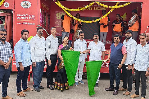 ಗ್ಯಾರಂಟಿ ಯೋಜನೆಗಳ ಪ್ರಚಾರದ ವಿಶೇಷ ವಾಹನಕ್ಕೆ ಚಿತ್ರದುರ್ಗದಲ್ಲಿ ಬುಧವಾರ ಜಿಲ್ಲಾ ಗ್ಯಾರಂಟಿ ಯೋಜನೆಗಳ ಅನುಷ್ಠಾನ ಪ್ರಾಽಕಾರದ ಅಧ್ಯಕ್ಷ ಆರ್. ಶಿವಣ್ಣ ಚಾಲನೆ ನೀಡಿದರು. ಎಡಿಸಿ ಬಿ.ಟಿ. ಕುಮಾರಸ್ವಾಮಿ, ಡಿ.ಎನ್. ಮೈಲಾರಪ್ಪ, ಬಿ.ವಿ. ತುಕರಾಂರಾವ್, ಪ್ರಕಾಶ್ ಇತರರು ಇದ್ದರು.