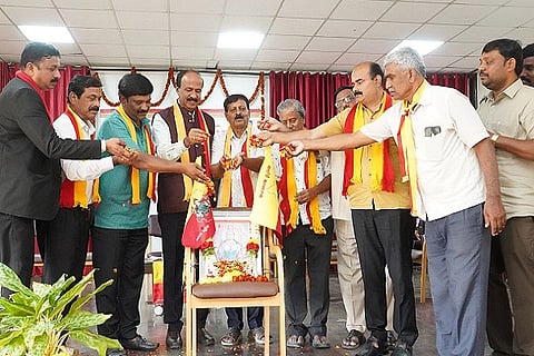  ಚಿತ್ರದುರ್ಗದಲ್ಲಿ ಕನ್ನಡ ರಾಜ್ಯೋತ್ಸವದ ಅಂಗವಾಗಿ ಏರ್ಪಡಿಸಿದ್ದ ರಾಜ್ಯಮಟ್ಟದ ವಿಚಾರ ಸಂಕಿರಣದಲ್ಲಿ ಡಾ.ಬಸವಕುಮಾರ ಸ್ವಾಮೀಜಿ, ಚಂದ್ರಶೇಖರ ನಾದೂರು, ಡಾ.ಶಾಂತರಾಜು, ಕೆ.ಎಂ.ಶಿವಸ್ವಾಮಿ, ಡಾ.ಬೈರಮಂಗಲ ರಾಮೇಗೌಡ, ಡಾ.ಎಲ್.ಈಶ್ವರಪ್ಪ ಇತರರು ಇದ್ದರು.