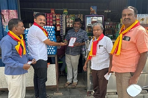  ಚಿತ್ರದುರ್ಗದಲ್ಲಿ ನಡೆಯುವ ಜಿಲ್ಲಾ ಕನ್ನಡ ಸಾಹಿತ್ಯ ಸಮ್ಮೇಳನದ ಅಂಗವಾಗಿ ಶುಕ್ರವಾರ ನಗರದ ಅಂಗಡಿಗಳ ಮಾಲೀಕರು, ಸಾರ್ವಜನಿಕರಿಗೆ ಸಮ್ಮೇಳನಕ್ಕೆ ಆಹ್ವಾನ ಮತ್ತು ಕನ್ನಡ ನಾಮ-Àಲಕ ಅಳವಡಿಸುವಂತೆ ಕೋರಿ ಆಂದೋಲನ ನಡೆಸಲಾಯಿತು. ಕೆ.ಎಂ.ಶಿವಸ್ವಾಮಿ, ವಿ.ಶ್ರೀನಿವಾಸ ಮಳಲಿ, ವಿ.ಎಲ್.ಪ್ರಶಾಂತ್, ಆನಂದ್‌ಕುಮಾರ್, ಗಿರೀಶ್‌ನಾಯ್ಕ್ ಇದ್ದರು.