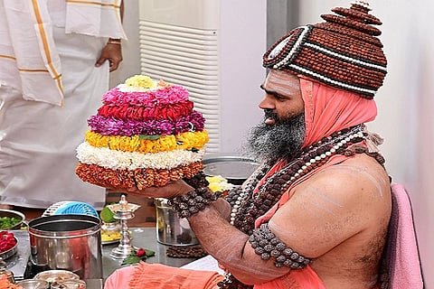  ಜಗಳೂರು ತಾಲೂಕು ಕಣ್ವಕುಪ್ಪೆ ಗವಿಮಠದ ಶ್ರೀ ಡಾ.ನಾಲ್ವಡಿ ಶಾಂತಲಿAಗ ಶಿವಾಚರ‍್ಯ ಸ್ವಾಮೀಜಿ ಅವರು ಚಿತ್ರದುರ್ಗದ ಪಟೇಲ್ ಶಿವಕುಮಾರ್ ಅವರ ನಿವಾಸದಲ್ಲಿ ಸೋಮವಾರ ಇಷ್ಟಲಿಂಗ ಮಹಾಪೂಜೆ ನೆರವೇರಿಸಿದರು.