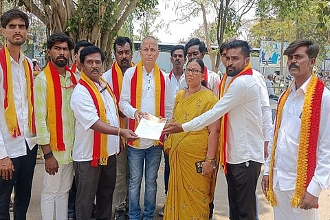 ಕಬ್ಬಿಣದ ಅದಿರು ಸಾಗಿಸುವ ಲಾರಿಗಳಿಂದ ಉಂಟಾಗುತ್ತಿರುವ ಸಮಸ್ಯೆ ನಿವಾರಿಸುವಂತೆ ಆಗ್ರಹಿಸಿ ಕರವೇ (ಪ್ರವೀಣ್ ಶೆಟ್ಟಿ ಬಣ)ಚಳ್ಳಕೆರೆ ತಾಲೂಕು ಘಟಕದ ಕಾರ್ಯಕರ್ತರು ಬುಧವಾರ ಚಿತ್ರದುರ್ಗದಲ್ಲಿ ಜಿಲ್ಲಾಡಳಿತಕ್ಕೆ ಮನವಿ ಸಲ್ಲಿಸಿದರು. ಪಿ. ಮಂಜುನಾಥ, ಸಿ. ಭೋಜರಾಜ್ ಇತರರು ಇದ್ದರು.