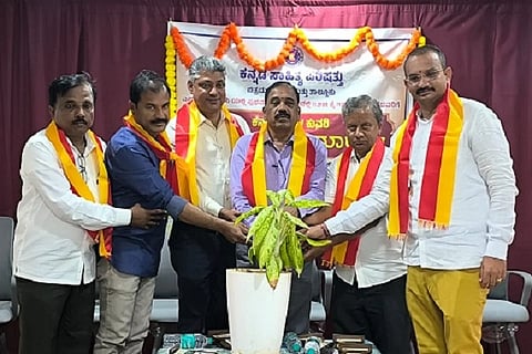  ಕಸಾಪ ಜಿಲ್ಲಾ ಘಟಕ ಚಿತ್ರದುರ್ಗದಲ್ಲಿ ಬುಧವಾರ ಆಯೋಜಿಸಿದ್ದ ಹತ್ತನೇ ತರಗತಿ ಪರೀಕ್ಷೆಯಲ್ಲಿ ಕನ್ನಡ ಭಾಷೆಯಲ್ಲಿ ೧೨೫ ಅಂಕ ಪಡೆದ ವಿದ್ಯಾರ್ಥಿಗಳಿಗೆ ಕನ್ನಡ ಕುವರ/ಕುವರಿ ಪ್ರಶಸ್ತಿ ಪ್ರದಾನ ಸಮಾರಂಭವನ್ನು ಎಂ.ಆರ್.ಮAಜುನಾಥ್ ಉದ್ಘಾಟಿಸಿದರು. ಕೆ.ಎಂ. ಶಿವಸ್ವಾಮಿ, ಡಾ.ವಿ.ಎಲ್.ಪ್ರಶಾಂತ್, ಡಾ. ಚೌಳೂರು ಲೋಕೇಶ್, ರೂಪೇಶ್‌ಶೆಟ್ಟಿ, ಸಿ. ರಂಗನಾಯ್ಕ ಇದ್ದರು.