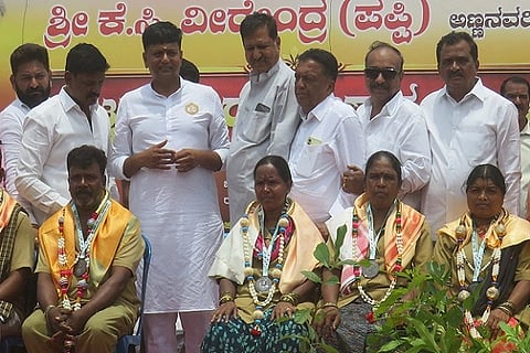 ಚಿತ್ರದುರ್ಗದಲ್ಲಿ ಮಂಗಳವಾರ ತಮ್ಮ ಜನ್ಮದಿನಾಚರಣೆಯಲ್ಲಿ ಪೌರ ಕಾರ್ಮಿಕರನ್ನು ಕೆ.ಸಿ.ವೀರೇಂದ್ರಪಪ್ಪಿ ಸನ್ಮಾನಿಸಿದರು. ಸಿ.ಟಿ.ಕೃಷ್ಣಮೂರ್ತಿ, ಮಂಜುನಾಥ ಗೊಪ್ಪೆ, ಸೂರಪ್ಪ, ಆರ್.ಶಿವಣ್ಣ, ಎಚ್.ಅಂಜಿನಪ್ಪ, ಎಚ್.ಸಿ.ನಿರಂಜನಮೂರ್ತಿ, ಸುರೇಶ್‌ಬಾಬು, ಮಹಾಂತೇಶ್, ಮಾಲತೇಶ್ ಮುದ್ದಜ್ಜಿ ಇತರರಿದ್ದರು.