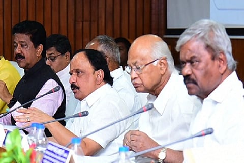  ಚಿತ್ರದುರ್ಗದಲ್ಲಿ ಸೋಮವಾರ ಆಯೋಜಿಸಿದ್ದ ತ್ರೆÊಮಾಸಿಕ ಕೆಡಿಪಿ ಸಭೆಯಲ್ಲಿ ಸಚಿವ ಡಿ. ಸುಧಾಕರ್ ಮಾತನಾಡಿದರು. ಡಾ.ಎಂ. ಚಂದ್ರಪ್ಪ, ಟಿ. ರಘುಮೂರ್ತಿ, ಬಿ.ಜಿ. ಗೋವಿಂದಪ್ಪ, ಕೆ.ಎಸ್. ನವೀನ್, ಡಿ.ಟಿ. ಶ್ರೀನಿವಾಸ್, ಶಿವಣ್ಣ, ಅಮ್ಲನ್ ಆದಿತ್ಯ ಬಿಸ್ವಾಸ್ ಇತರರಿದ್ದರು.