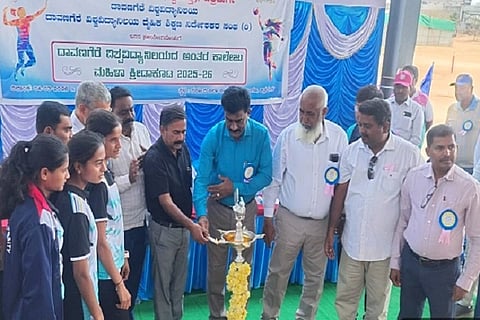 ಚಿತ್ರದುರ್ಗದಲ್ಲಿ ಏರ್ಪಡಿಸಿರುವ ದಾವಣಗೆರೆ ವಿಶ್ವವಿದ್ಯಾನಿಲಯ ಅಂತರ ಕಾಲೇಜು ಮಹಿಳಾ ಕ್ರೀಡಾಕೂಟದ ಉದ್ಘಾಟನಾ ಸಮಾ ರಂಭದಲ್ಲಿ ಎಚ್.ತಿಪ್ಪೇಸ್ವಾಮಿ, ಮಕ್ಸೂದ್‌ಅಹಮದ್ ಮಾತನಾಡಿ,ಎಂ.ಜೆ.ಸಾಽಕ್,ಶಿವಣ್ಣ,ಡಾ.ಡಿ.ಆರ್.ಪ್ರಸನ್ನಕುಮಾರ್,ಶಿವಪ್ರಸಾ ದ್, ಮಧುಸೂದನ್,ಸತೀಶ್‌ಅಳಸಂದಿ,ವೆAಕಟೇಶ್ ಇದ್ದರು. 