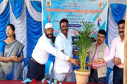  ಚಿತ್ರದುರ್ಗದಲ್ಲಿ ಮಂಗಳವಾರ ಆಯೋಜಿಸಿದ್ದ ದಾವಣಗೆರೆ ವಿಶ್ವವಿದ್ಯಾನಿಲಯ ಅಂತರ ಕಾಲೇಜು ನೆಟ್‌ಬಾಲ್ ಪಂದ್ಯಾವಳಿಯನ್ನು ಎಡಿಸಿ ಬಿ.ಟಿ. ಕುಮಾರಸ್ವಾಮಿ ಉದ್ಘಾಟಿಸಿದರು. ಡಾ.ಜೆ. ಕರಿಯಪ್ಪ ಮಾಳಿಗೆ, ಪ್ರೊ.ಎಚ್. ತಿಪ್ಪೆಸ್ವಾಮಿ, ಡಾ.ಪಿ.ಎಸ್. ಮೇಘನಾ, ಡಾ.ಡಿ.ಆರ್. ಪ್ರಸನ್ನಕುಮಾರ್, ಭಾನುಪ್ರಕಾಶ್, ಮಾರ್ಟಿನ್ ಸ್ಯಾಮುಯೆಲ್ ಡಬ್ಲಯೂ, ಡಾ. ತಿಪ್ಪೇಸ್ವಾಮಿ ಇತರರು ಇದ್ದರು.