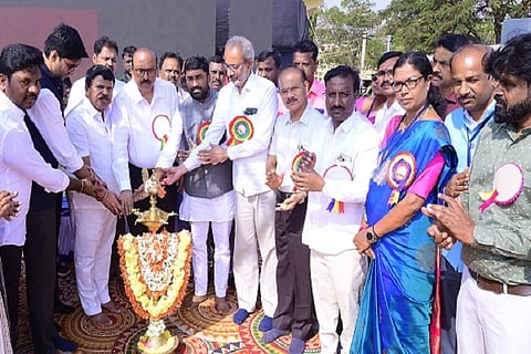 ಚಿತ್ರದರ‍್ಗದಲ್ಲಿ ಗುರುವಾರ ಸರ‍್ಕಾರಿ ನೌಕರರ ಜಿಲ್ಲಾಮಟ್ಟದ ಕ್ರೀಡಾಕೂಟವನ್ನು ಡಿಸಿ ಟಿ.ವೆಂಕಟೇಶ್ ಉದ್ಘಾಟಿಸಿದರು. ರಾಜ್ಯ ಸಫಾಯಿ ಕರ‍್ಮಚಾರಿ ಆಯೋಗದ ಅಧ್ಯಕ್ಷ ಪಿ.ರಘು, ಕುಡಾ ಅಧ್ಯಕ್ಷ ಎಂ.ಕೆ.ತಾಜ್‌ಪೀರ್, ಸಿಇಒ ಡಾ.ಎಸ್.ಆಕಾಶ್ ಇತರರಿದ್ದರು.