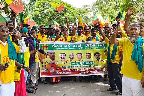 ರಸಗೊಬ್ಬರ ವಿತರಣೆ ಸೇರಿ ವಿವಿಧ ಬೇಡಿಕೆ ಈಡೇರಿಸುವಂತೆ ಸರ್ಕಾರಕ್ಕೆ ಆಗ್ರಹಿಸಿ ಚಿತ್ರದುರ್ಗದಲ್ಲಿ ಸೋಮವಾರ ಕೆಆರ್‌ಎಸ್ ರಾಜ್ಯ ರೈತ ಘಟಕದ ಪದಾಽಕಾರಿಗಳು, ಕಾರ್ಯಕರ್ತರು ಪ್ರತಿಭಟನೆ ನಡೆಸಿದರು. ರವಿಕೃಷ್ಣರೆಡ್ಡಿ, ದೀಪಕ್, ಜೋಗನಹಳ್ಳಿ ಗುರುಮೂರ್ತಿ, ರಘು ಜಾಣಗೆರೆ, ರಾಜಪ್ಪ, ದಾದಾಪೀರ್ ಇತರರಿದ್ದರು. 