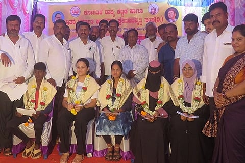 ಚಿತ್ರದುರ್ಗದಲ್ಲಿ ಮಂಗಳವಾರ ನಡೆದ ಕಾರ್ಮಿಕ ದಿನಾಚರಣೆಯಲ್ಲಿ ಎಸ್ಸೆಸ್ಸೆಲ್ಸಿ, ದ್ವಿತೀಯ ಪಿಯುಸಿಯಲ್ಲಿ ಅತಿ ಹೆಚ್ಚು ಅಂಕ ಗಳಿಸಿದ  ಕಾರ್ಮಿಕರ ಮಕ್ಕಳನ್ನು ಸನ್ಮಾನಿಸಲಾಯಿತು. ಟಿ.ಭೀಮೇಶ್, ವೈ.ಕುಮಾರ್, ಜೆ.ಮಂಜುನಾಥ್, ಕೆ.ಗೌಸ್‌ಪೀರ್, ನಾದಿ ಅಲಿ, ಎಂ.ಆರ್.ನರಸಿAಹಸ್ವಾಮಿ ಇತರರಿದ್ದರು.