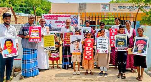 ಚಿತ್ರದುರ್ಗ ತಾಲೂಕಿನ ಮಾನಂಗಿ ಸರ್ಕಾರಿ ಹಿರಿಯ ಪ್ರಾಥಮಿಕ ಶಾಲೆ ಮುಚ್ಚಲು ಮುಂದಾಗಿರುವ ಕ್ರಮದ ವಿರುದ್ಧ ಗ್ರಾಮಸ್ಥರು, ಎಐಡಿಎಸ್‌ಒ ಕಾರ್ಯಕರ್ತರು ಬುಧವಾರ ಪ್ರತಿಭಟನೆ ನಡೆಸಿದರು. ಕೆ. ಈರಣ್ಣ, ಮಹಾಂತೇಶ್ವರಪ್ಪ, ಗೌರಮ್ಮ, ಈಶ್ವರಪ್ಪ, ಲತಾ, ಪುಷ್ಪ, ಸರಸ್ವತಿ, ರಂಗಸ್ವಾಮಿ ಇತರರಿದ್ದರು.