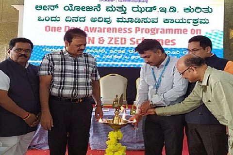  ಚಿತ್ರದುರ್ಗದಲ್ಲಿ ಆರ್‌ಎಎಂಪಿ ಯೋಜನೆಯಡಿ ಗುರುವಾರ ಆಯೋಜಿಸಿದ್ದ ರ-ÀÅ್ತ ಕುರಿತ ಅರಿವು ಕಾರ್ಯಕ್ರಮವನ್ನು ಉದ್ಘಾಟಿಸಿ ಆರ್. ಬಾಬು ಉದ್ಘಾಟಿಸಿದರು. ಬಿ.ಆರ್. ಗಣೇಶ್‌ರಾವ್, ಬಿ. ಆನಂದ, ತಿಮ್ಮಯ್ಯ, ಆರ್. ರಾಘವೇಂದ್ರ, ನಿಂಗಣ್ಣ ಎಸ್. ಬಿರಾದಾರ ಇತರರಿದ್ದರು.
