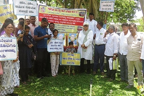 ಸಮಾನ ವೇತನ ಸೇರಿ ವಿವಿಧ ಬೇಡಿಕೆಗಳ ಈಡೇರಿಕೆಗೆ ಒತ್ತಾಯಿಸಿ ಚಿತ್ರದುರ್ಗದ ಡಿಸಿ ಕಚೇರಿ ಆವರಣದಲ್ಲಿ ಬುಧವಾರ ಕೆಎಸ್‌ಆರ್‌ಟಿಸಿ ನೌಕರರ ಕೂಟದವರು ಪ್ರತಿಭಟನೆ ನಡೆಸಿದರು. ಆರ್.ಚಂದ್ರಶೇಖರ್, ಪ್ರೊ.ಕೆ.ಇ.ರಾಧಾಕೃಷ್ಣ, ಆಂಜಿನಪ್ಪ, ಜಯರಾಂ ರಾಥೋಡ್, ಲೋಕೇಶ್, ಹನುಮಂತಪ್ಪ, ರೇಣುಕಾ ಇತರರಿದ್ದರು.