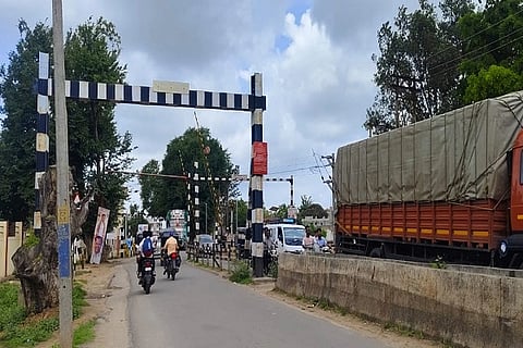 ಚಿತ್ರದುರ್ಗದ ದಾವಣಗೆರೆ ರಸ್ತೆಯಲ್ಲಿರುವ ರೈಲ್ವೆ ಕ್ರಾಸಿಂಗ್ -೨೨ ಗೇಟ್ 