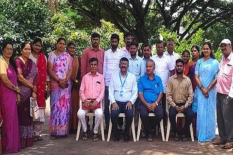  ಚಿತ್ರದುರ್ಗದಲ್ಲಿ ಶುಕ್ರವಾರ ಆಯೋಜಿಸಿದ್ದ ಲತಾ ಅಭಿವÊದ್ಧಿ ತರಬೇತಿ ಕರ‍್ಯಕ್ರಮದ ಸಮಾರೋಪದಲ್ಲಿ ಎಂ.ಪಿ.ಪ್ರವೀಣ್, ಶಿವಾನಂದ ಯಲಿಗಾರ್, ರಮೇಶ್ , ಪಿ. ವಿಜಯಕುಮಾರ್ ಹಾಗೂ ಶಿಬಿರಾರ್ಥಿಗಳು ಇದ್ದರು.