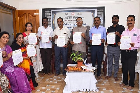  ಚಿತ್ರದುರ್ಗದಲ್ಲಿ ಸೋಮವಾರ ಆಯೋಜಿಸಿದ್ದ ಮನೆಗೊಂದು ಗ್ರಂಥಾಲಯ ಅಂದೋಲನ ಕಾರ್ಯಕ್ರಮದಲ್ಲಿ ಕನ್ನಡ ಪುಸ್ತಕ ಪ್ರಾಽಕಾರದ ಅಧ್ಯಕ್ಷ ಡಾ. ಮಾನಸ, ಡಾ.ಆರ್. ಮಹೇಶ್, ನಿರಂಜನ ದೇವರಮನೆ, ಡಾ.ಎಸ್.ಎನ್. ಹೇಮಂತರಾಜ್, ಬಸವರಾಜ ಕೊಳ್ಳಿ, ಡಾ.ಬಿ.ಎಂ. ಗುರುನಾಥ್ ಮತ್ತಿತರರು ಇದ್ದರು.
