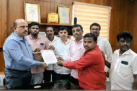 ಕಾಯಕ ಶರಣ ಜಯಂತಿ ಸಮಾರಂಭಕ್ಕೆ ಮಾದಾರ ಚನ್ನಯ್ಯ ಸ್ವಾಮೀಜಿ ಅವರನ್ನು ಆಹ್ವಾನಿಸದೆ ಇರುವ ಜಿಲ್ಲಾ ಡಳಿತ ನಡೆ ಖಂಡಿಸಿ, ಚಿತ್ರದುರ್ಗದಲ್ಲಿ ಗುರುವಾರ ಜಿಲ್ಲಾಽಕಾರಿ ಟಿ.ವೆಂಕಟೇಶ್ ಅವರಿಗೆ ಶಿವಶರಣ ಮಾದಾರ ಚನ್ನಯ್ಯ ಸೇವಾ ಸಮಿತಿ ಆಕ್ಷೇಪಣೆ ಸಲ್ಲಿಸಿತು. ಪರಶುರಾಮ್, ರವಿಕುಮಾರ್ ಇತರರು ಇದ್ದರು. 
