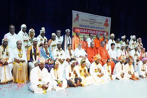  ಚಿತ್ರದುರ್ಗದ ಮುರುಘಾ ಮಠದಲ್ಲಿ ಮಂಗಳವಾರ ಜರುಗಿದ ಸಾಮೂಹಿಕ ಕಲ್ಯಾಣ ಮಹೋತ್ಸವದಲ್ಲಿ ಡಾ. ಬಸವಕುಮಾರ ಸ್ವಾಮೀಜಿ, ಡಾ. ಬಸವಪ್ರಭು ಸ್ವಾಮೀಜಿ, ಶ್ರೀ ಬಸವನಾಗೀದೇವ ಸ್ವಾಮೀಜಿ, ಶ್ರೀ ಬಸವ ಮಹಾಂತ ಸ್ವಾಮೀಜಿ, ಶ್ರೀ ಬಸವ ಮಲ್ಲಿಕಾರ್ಜುನ ಸ್ವಾಮೀಜಿ, ಶ್ರೀ ಬಸವಲಿಂಗಮೂರ್ತಿ ಸ್ವಾಮೀಜಿ, ರಾಜುಕೋರಿ, ಡಾ. ಸುನಿಲ್‌ಕಲ್ಲೂರ ಇತರರು ಇದ್ದರು.