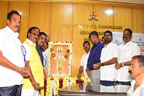  ಚಿತ್ರದುರ್ಗದಲ್ಲಿ ಭಾನುವಾರ ಆಯೋಜಿಸಿದ್ದ ಮಡಿವಾಳ ಮಾಚಿದೇವರ ಜಯಂತ್ಯುತ್ಸವದಲ್ಲಿ ಡಾ.ಎನ್.ಎಸ್. ಮಹಂತೇಶ್, ಆರ್. ಶಿವಣ್ಣಗಂಜಿಗಟ್ಟೆ, ಎಂ.ಕೆ. ತಾಜ್‌ಪೀರ್, ಡಿ.ಎನ್. ಮೈಲಾರಪ್ಪ, ಬಿ.ಎಂ. ಗೋವಿಂದರಾಜ್, ಬಿ.ಎಂ. ಗುರುನಾಥ್, ಬಿ. ರಂಗಮ್ಮ, ಬಿ.ರಾಮಪ್ಪ, ಕೆ.ಆರ್. ಮಂಜುನಾಥ್, ಡಾ. ಬಸವರಾಜು, ಲಕ್ಷ÷್ಮಣ್, ಟಿ. ರುದ್ರೇಶ್, ಪರಶುರಾಮ್, ರಂಗಸ್ವಾಮಿ ಇತರರು ಇದ್ದರು.