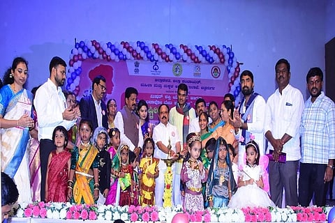  ಚಿತ್ರದುರ್ಗದಲ್ಲಿ ಶನಿವಾರ ಆಯೋಜಿಸಿದ್ದ ಅಂತಾರಾಷ್ಟಿçÃಯ ಮಹಿಳಾ ದಿನಾಚರಣೆಯನ್ನು ಸಚಿವ ಡಿ. ಸುಧಾಕರ್ ಉದ್ಘಾಟಿಸಿದರು. ಶಾಸಕ ಟಿ. ರಘುಮೂರ್ತಿ, ರಾಜ್ಯಸ-Áಯಿ ಕರ್ಮಚಾರಿಗಳ ಆಯೋಗದ ಅಧ್ಯಕ್ಷ ಪಿ. ರಘು, ರಾಜ್ಯಆದಿಜಾಂಬವ ಅಭಿವೃದ್ಧಿ ನಿಗಮದ ಅಧ್ಯಕ್ಷ ಜಿ.ಎಸ್. ಮಂಜುನಾಥ್ ಇತರರು ಇದ್ದರು.
