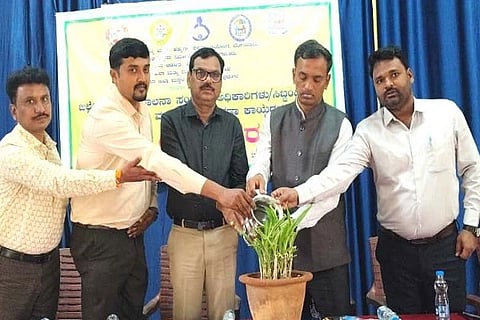 ಚಿತ್ರದುರ್ಗದಲ್ಲಿ ಶುಕ್ರವಾರ ಆಯೋಜಿಸಿದ್ದ ಒಂದು ದಿನದ ತರಬೇತಿ ಕಾರ್ಯಕ್ರಮದಲ್ಲಿ ರಾಜ್ಯ ಮಕ್ಕಳ ಹಕ್ಕುಗಳ ರಕ್ಷಣಾ ಆಯೋಗದ ಸದಸ್ಯ ಡಾ.ಕೆ.ಟಿ. ತಿಪ್ಪೇಸ್ವಾಮಿ, ಡಾ.ಎಸ್.ಪಿ. ಟವಿಕುಮಾರ್, ಕೆ.ಎಚ್. ವಿಜಯಕುಮಾರ್, ಗಂಗಪ್ಪ, ಡಿ. ಮಂಜುನಾಥ, ಜಗದೀಶ್, ರಂಗನಾಥ್ ಇದ್ದರು.