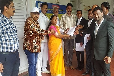 ಎಸ್‌ಐಆರ್ ನ್ಯಾಯ ಸಮ್ಮತ ಪ್ರಕ್ರಿಯೆಗೆ ಆಗ್ರಹಿಸಿ ಮತ ಕಾವಲು ಕಾನೂನು ಸಮಿತಿ ಹಾಗೂ ನಾಗರಿಕ ಮತ ಕಾವಲು ಸಮಿತಿಗಳ ಪ್ರಮುಖರು ಡಿಸಿ ಕಚೇರಿಯ ಒಎ ತನುಜಾ ಎಸ್. ಸವದತ್ತಿ ಅವರಿಗೆ ಮನವಿ ಸಲ್ಲಿಸಿದರು. ಮಹಮ್ಮದ್ ಸಿರಾಜುದ್ದೀನ್, ಮೆಹಬೂಬ್ ಪಾಷ, ಸಾಽಕ್, ರಾಮಬಾಬು, ಮಹಮ್ಮದ್ ಆತೀಕ್, ಅಶೋಕ್‌ಬೆಳಘಟ್ಟ, ಖಾಸಿಂಆಲಿ, ಮಹಮ್ಮದ್‌ಆಲಿ, ಷಫೀವುಲ್ಲಾ ಇದ್ದರು.