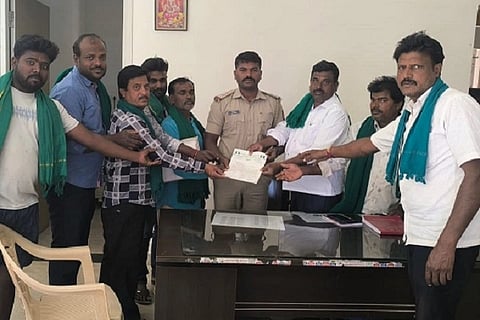  ಕೃಷಿ ಪಂಪ್‌ಸೆಟ್ ಕೇಬಲ್ ಕಳವು ಮಾಡುತ್ತಿರುವ ದುಷ್ಕರ್ಮಿಗಳನ್ನು ಪತ್ತೆ ಹಚ್ಚುವಂತೆ ಒತ್ತಾಯಿಸಿ ರೈತರು ಚಿತ್ರದುರ್ಗ ಗ್ರಾಮಾಂತರ ಪೊಲೀಸ್ ಠಾಣೆ ಪಿಎಸ್‌ಐ ಸುರೇಶ್ ಅವರಿಗೆ ಮನವಿ ಸಲ್ಲಿಸಿದರು. ಡಿಎಸ್ ಹಳ್ಳಿ ಮಲ್ಲಿಕಾರ್ಜುನ, ಕಾಂತರಾಜ್ ಇತರರು ಇದ್ದರು.
