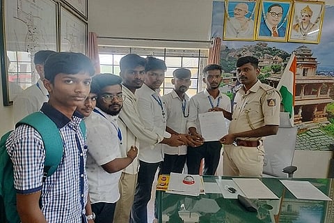  ಚಿತ್ರದುರ್ಗದ ವಿವಿಧ ಕಾಲೇಜುಗಳ ಬಳಿ ಪೊಲೀಸ್ ಬೀಟ್ ವ್ಯವಸ್ಥೆ ಹಾಗೂ ಸಿಸಿ ಕ್ಯಾಮರಾಗಳ ಅಳವಡಿಕೆಗೆ ಒತ್ತಾಯಿಸಿ ನಗರ ಠಾಣೆ ಪಿಎಸ್‌ಐ ರಘು ಅವರಿಗೆ ಎಬಿವಿಪಿ ಕಾರ್ಯಕರ್ತರು ಸೋಮವಾರ ಮನವಿ ಸಲ್ಲಿಸಿದರು. ಪರಿಷತ್ ಪ್ರಾಂತ ಸಮಿತಿ ಸದಸ್ಯ ಕನಕರಾಜ್ ಕೋಡಿಹಳ್ಳಿ, ಟಿ. ತರುಣ್‌ಕುಮಾರ್, ಕುಬೇರ, ಚರಣ್, ರಾಜು, ಮಧು,ನವೀನ್ ಗುರು, ಕಿರಣ್, ಅಮಿತ್ ಇತರರು ಇದ್ದರು.