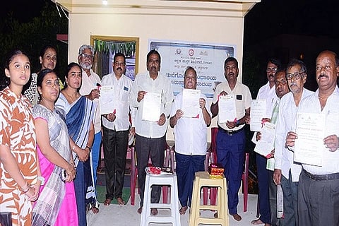  ಚಿತ್ರದುರ್ಗದಲ್ಲಿ ಭಾನುವಾರ ಆಯೋಜಿಸಿದ್ದ ಮನೆಗೊಂದು ಗ್ರಂಥಾಲಯ ಅನುಷ್ಠಾನ ಕಾರ್ಯಕ್ರಮದಲ್ಲಿ ಸಾಹಿತಿ ಡಾ.ಸಿ. ಶಿವಲಿಂಗಪ್ಪ ಮೀರಾಸಾಬಿಹಳ್ಳಿ, ಎಂ. ನಾರಾಯಣಸ್ವಾಮಿ, ನಿರಂಜನ ದೇವರಮನೆ, ಪ್ರೊ.ಎಂ.ಜಿ. ರಂಗಸ್ವಾಮಿ, ನಿರ್ಮಲಾ ಮರಡಿಹಳ್ಳಿ, ಗೀತಾ ಭರಮಸಾಗರ ಇತರರು ಇದ್ದರು.