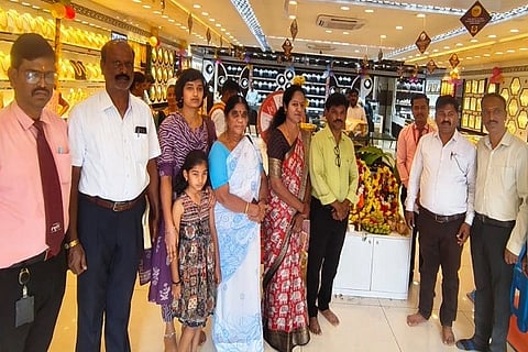 ಚಿತ್ರದುರ್ಗದ ಮಣಪ್ಪುರಂ ರಿತಿ ಜುವೆಲ್ಲರಿಯಲ್ಲಿ ಶನಿವಾರ ಶೋರೂಂನ ೪ ನೇ ವಾರ್ಷಿಕೋತ್ಸವ ಆಚರಿಸಲಾಯಿತು. ಎಂ. ಪೆರುಮಾಳ್, ಎನ್. ರೇವಣಯ್ಯ, ಶಿವಸ್ವಾಮಿ ಹಾಗೂ ಗ್ರಾಹಕರು ಇದ್ದರು.