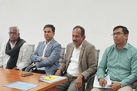  ಚಿತ್ರದುರ್ಗ ಸರ್ಕಾರಿ ಮೆಡಿಕಲ್ ಕಾಲೇಜಿನಲ್ಲಿ ಈಚೆಗೆ ಕನ್ನಡ ಅಭಿವೃದ್ಧಿ ಪ್ರಾಽಕಾರ ಅಧ್ಯಕ್ಷ ಡಾ.ಪುರುಷೋತ್ತಮ ಬಿಳಿಮಲೆ ಅವರು ಕನ್ನಡ ಅನುಷ್ಠಾನ ಕುರಿತು ಪ್ರಗತಿ ಪರಿಶೀಲನೆ ಸಭೆ ನಡೆಸಿದರು. ಡಾ. ಸಂತೋಷ ಹಾನಗಲ್ಲ, ಡಾ.ಬಿ.ವೈ.ಯುವರಾಜ್, ಡಾ.ಎ.ಬಿ. ರಾಮಚಂದ್ರಪ್ಪ, ಬಿ.ಎಂ.ಗುರುನಾಥ್ ಇತರರು ಇದ್ದರು.