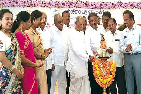  ಚಿತ್ರದುರ್ಗದಲ್ಲಿ ಭಾನುವಾರ ಏರ್ಪಡಿಸಿದ್ದ ಮರ್ಚೆಂಟ್ಸ್ ಬ್ಯಾಂಕ್ ವಾರ್ಷಿಕ ಸಭೆಯನ್ನು ಬ್ಯಾಂಕ್ ಅಧ್ಯಕ್ಷ ರಘುರಾಮರೆಡ್ಡಿ ಉದ್ಘಾ ಟಿಸಿದರು. ನಿಕಟಪೂರ್ವ ಅಧ್ಯಕ್ಷ ಲಕ್ಷಿ÷್ಮÃಕಾಂತರೆಡ್ಡಿ, ಎಲ್.ಇ. ಶ್ರೀನಿವಾಸ್‌ಬಾಬುಲಿಂಗA, ಪಿ.ಎಲ್. ಸುರೇಶ್‌ರಾಜು, ಬಿ.ಎಸ್. ತಿಪ್ಪೇಸ್ವಾಮಿ, ಕೆ.ಆರ್. ಮಲ್ಲಿಕಾರ್ಜುನ ಇತರರು ಇದ್ದರು.