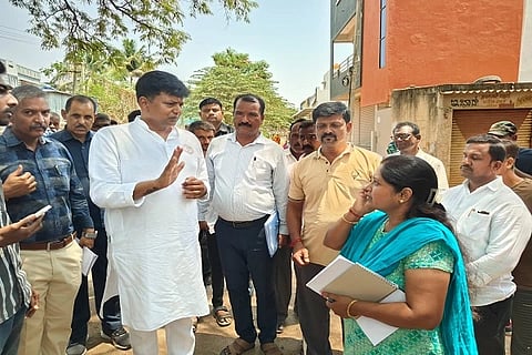 ಚಿತ್ರದುರ್ಗ ಕೆಳಕೋಟೆಯಲ್ಲಿ ಭಾನುವಾರ ಫುಡ್ ಕೋರ್ಟ್ ನಿರ್ಮಾಣಕ್ಕೆ ಸಂಬAಽಸಿದAತೆ ಶಾಸಕ ಕೆ.ಸಿ.ವೀರೇಂದ್ರ ಪಪ್ಪಿ ಸ್ಥಳ ಪರಿ ಶೀಲಿಸಿದರು. ನಗರಸಭೆ ಆಯುಕ್ತೆ ಎಸ್.ಲಕ್ಷಿ÷್ಮÃ, ಸ್ಥಳೀಯ ನಿವಾಸಿಗಳಾದ ಅಂಜಿನಪ್ಪ, ಸುರೇಶ್,ಮಲ್ಲಿಕಾರ್ಜುನ್ ಇತರರು ಇದ್ದರು. 