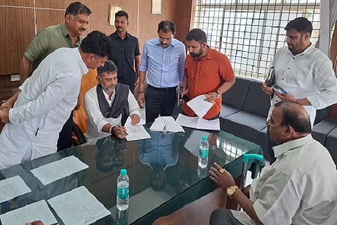  ಚಿತ್ರದುರ್ಗ ತಾಲೂಕಿನ ೮ ಕೆರೆಗಳಿಗೆ ನೀರು ತುಂಬಿಸುವAತೆ ಒತ್ತಾಯಿಸಿ ಡಿಸಿಎಂ ಡಿ.ಕೆ.ಶಿವಕುಮಾರ್ ಅವರಿಗೆ ಶಾಸಕ ಕೆ.ಸಿ. ವೀರೇಂದ್ರ ಪಪ್ಪಿ ಅವರು ಬುಧವಾರ ಬೆಂಗಳೂರಲ್ಲಿ ಮನವಿ ಸಲ್ಲಿಸಿದರು. ನಟ ದೊಡ್ಡಣ್ಣ,ಸುರೇಶ್ ಬಾಬು ಇದ್ದಾರೆ.