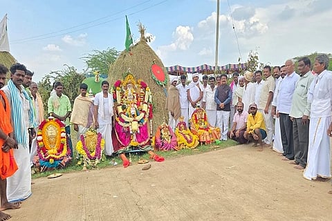   ಚಿತ್ರದುರ್ಗ ತಾಲೂಕು ಬೆಳಘಟ್ಟದ ಗ್ರಾಮದ ಸೂರ‌್ಯ ಯರಘಟ್ಟ ಸ್ವಾಮಿಗೆ ಶಾಸಕ ಟಿ.ರಘುಮೂರ್ತಿ ಅವರು ವಿಶೇಷ ಪೂಜೆ ಸಲ್ಲಿಸಿ ದರು. ಬಾಬುರೆಡ್ಡಿ,ನಾಗೇಶ್,ಬೋರೇಶ್,ತಿಪ್ಪೇಸ್ವಾಮಿ,ವಿನಾಯಕ, ಜಿ.ಕಾಟಯ್ಯ,ಜಗದೀಶ್,ಕಾಟಯ್ಯ,ದಾಸರ ಪಾಪಯ್ಯ ಇತರರು  ಇದ್ದರು. 